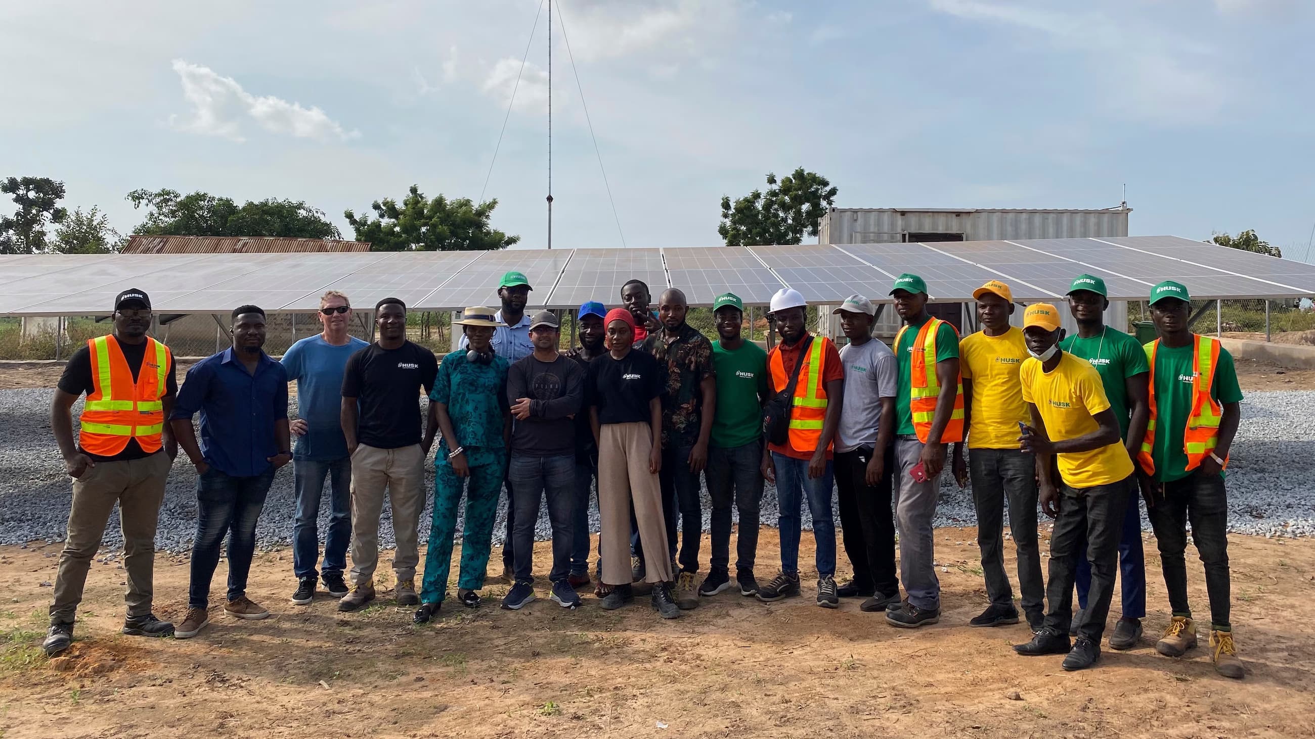 En grupp män står framför en solcellspark