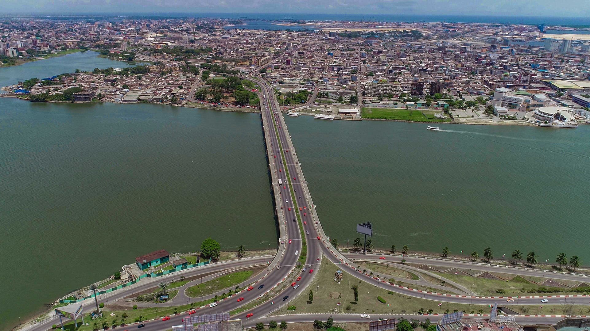 Flygfoto över stad med vatten och en bro