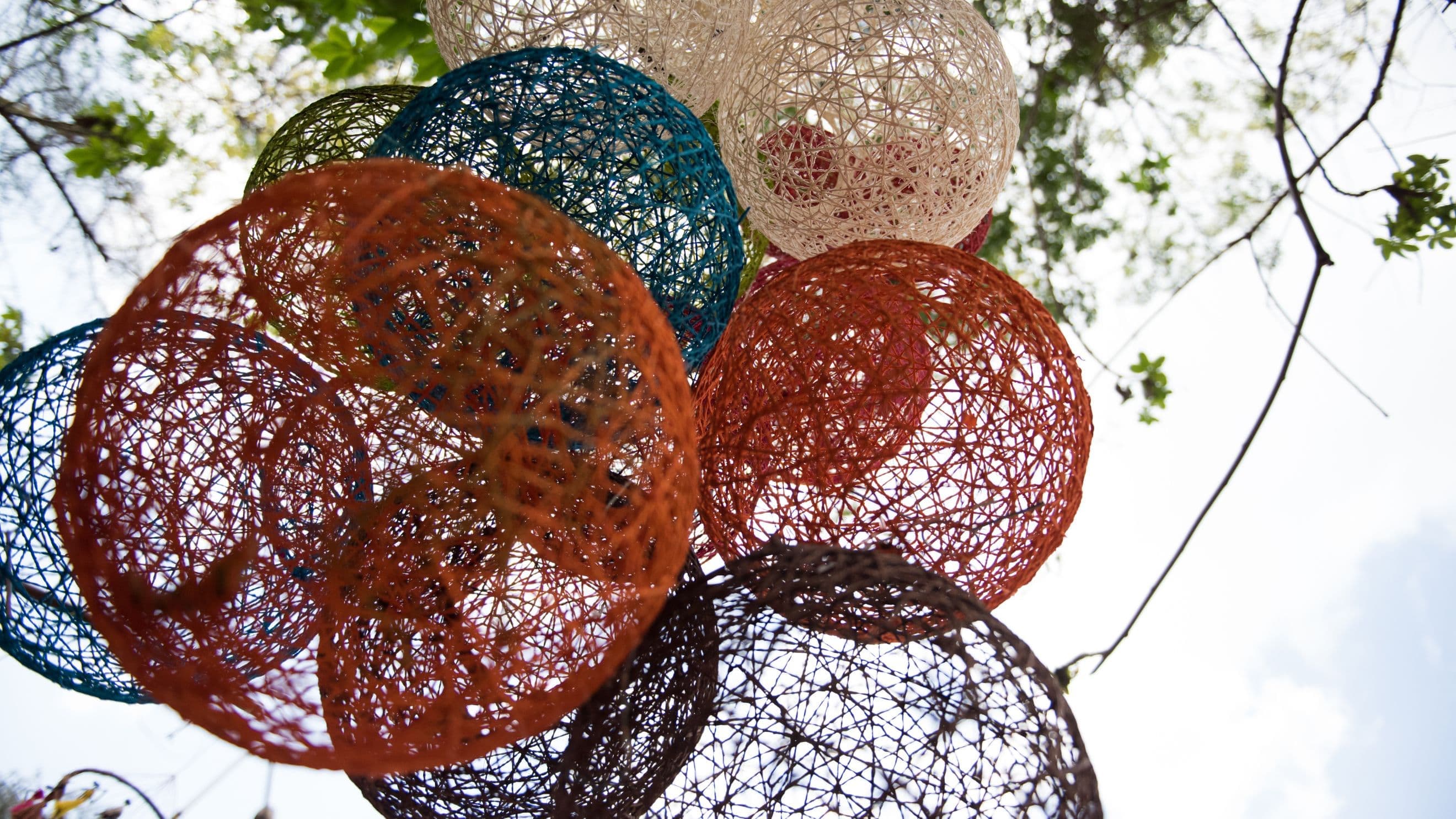 Flätade bollar hängande i träd